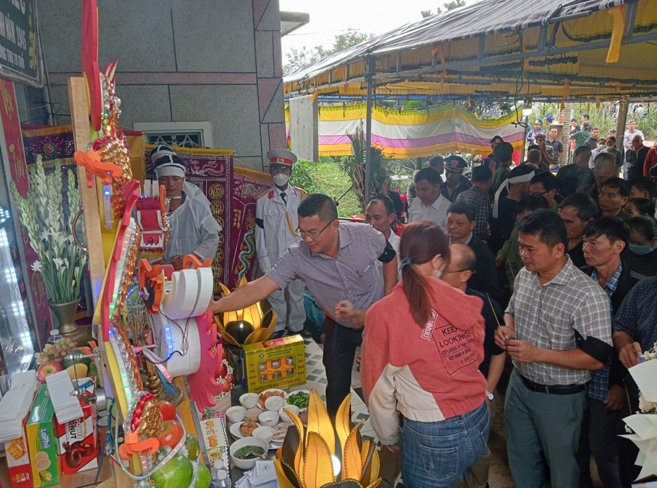 Thành viên và nhân dân thắp hương